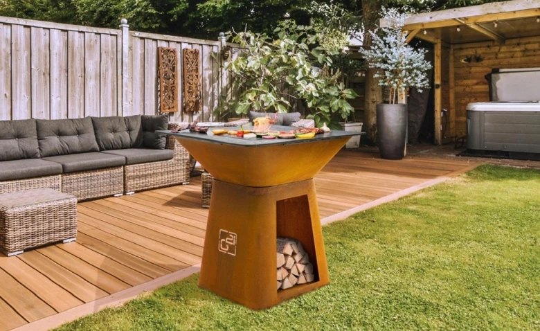 Corten ocelový krb v zahradním designu