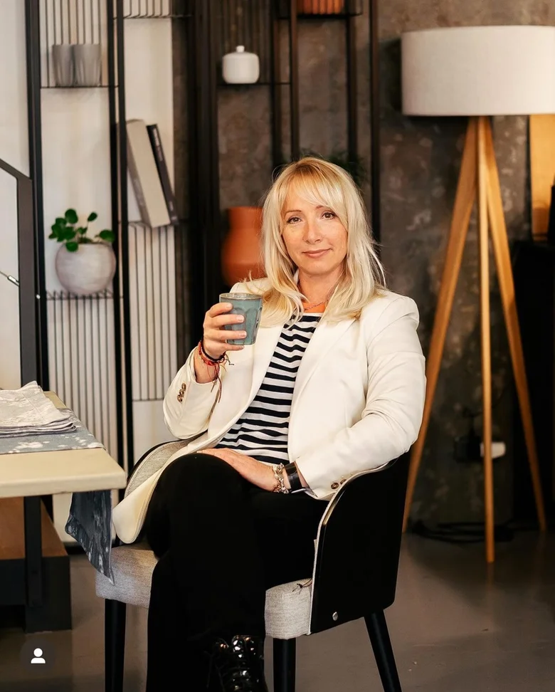 Žena s kávou v moderním interiéru