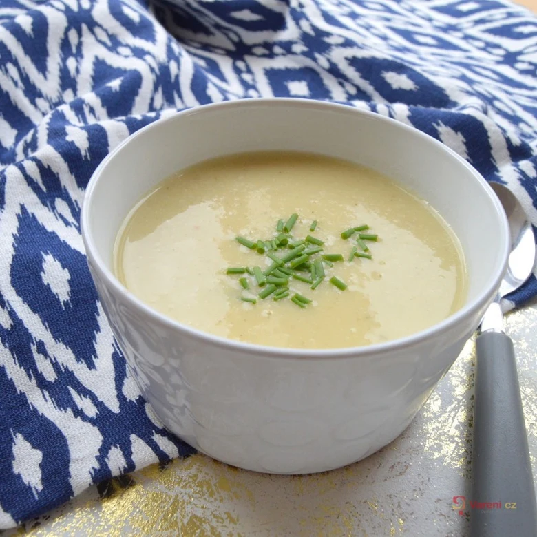 Křemová zeleninová polévka s celerem a zelenými cibulkami