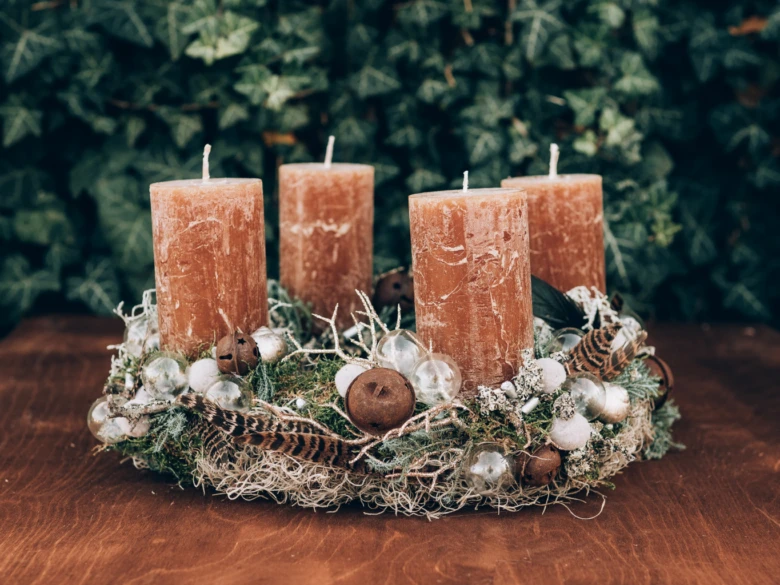 Netradiční adventní věnec s svíčkami a přírodními prvky