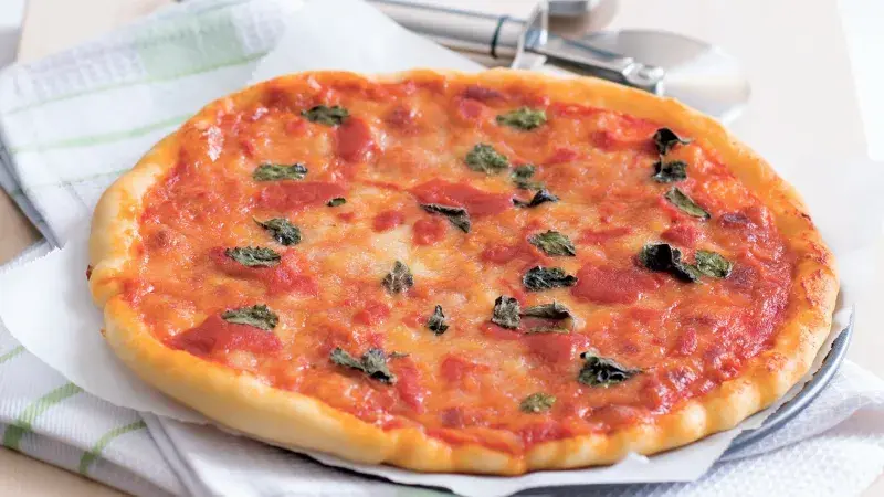 Dokonale pečená pizza s sýrem a bazalkou