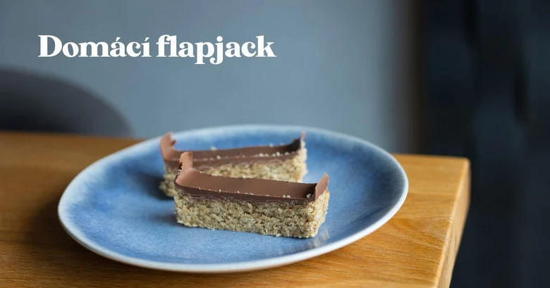 Domácí flapjack na modrém talíři