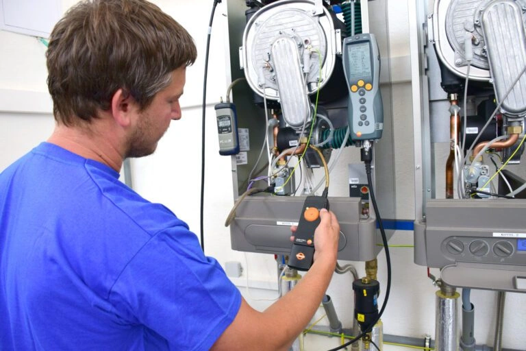 Technik opravuje topnou jednotku během přípravy na sezónu.