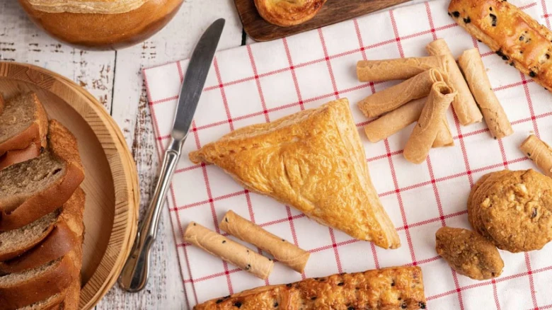 Různé slané pečivo a chleba na ubrousku pro rychlý večeře