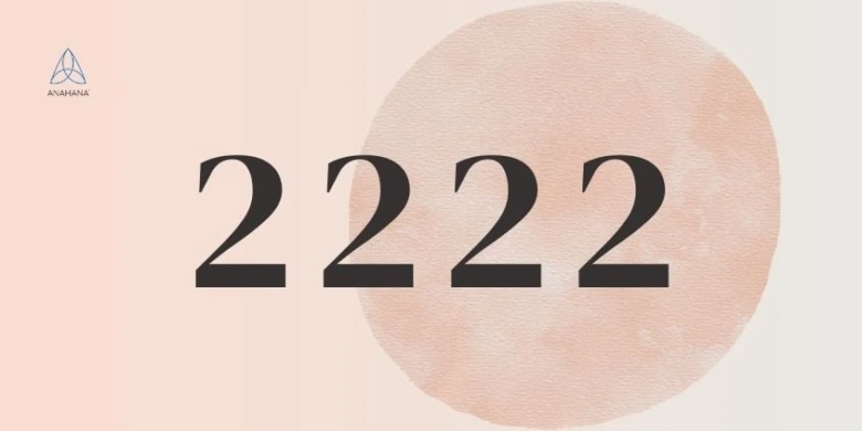 Andělské číslo 2222 na světle růžovém pozadí