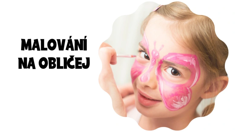 Dítě s růžovým motýlem na tváři, maluje se na obličej