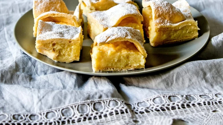 Zlaté pečené mraky z odpalovaného těsta posypané cukrem