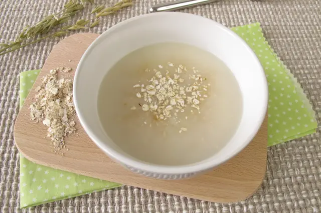 Dietní polévka s ovesnými vločkami na dřevěné desce