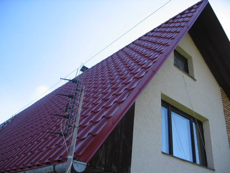 Složená střecha s červenými dlaždicemi a anténou