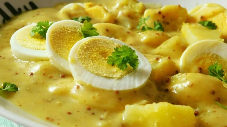 Nakrájená vejce natvrdo v omáčce s bramborami