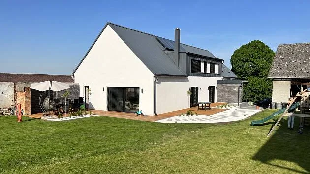 Rekonstruovaný dům s moderním designem a zahradou