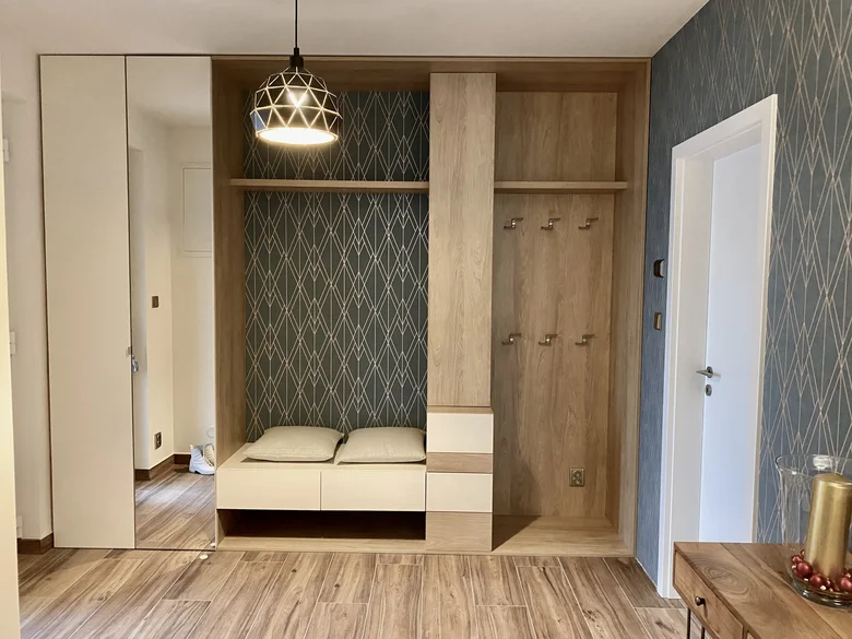 Modern skříň s dekorativní tapetou a sedákem