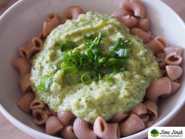 Pasta s brokolicovou omáčkou a zeleným cibulovým kořenem