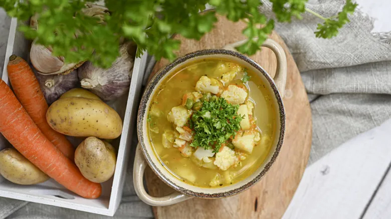 Dietní polévka s zeleninou a petrželí