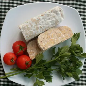 Tempeh na talíři s rajčaty a petrželí