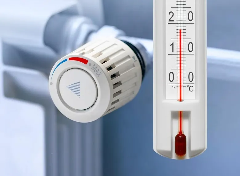 Termostat na radiátor s teploměrem pro topnou sezónu