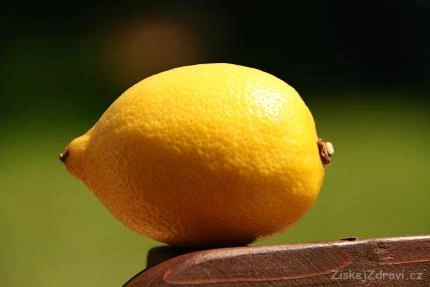 Žlutý citron na dřevěném povrchu