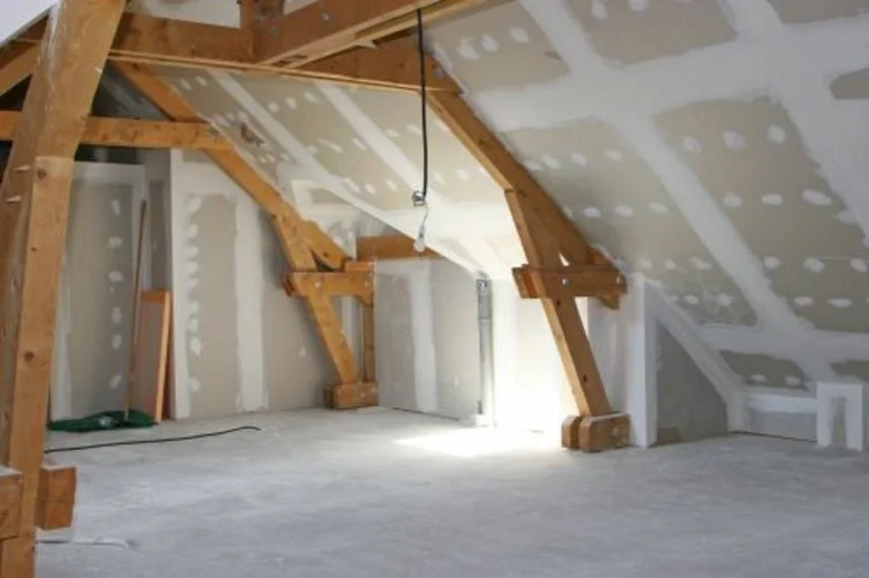Střešní trámy v průběhu rekonstrukce
