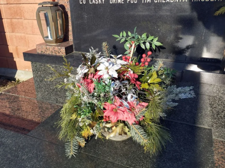 Květiny na hrob s poinsetiemi a jehličnany