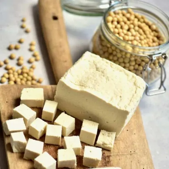 Tofu na dřevěné desce s hrnkem sojových boby