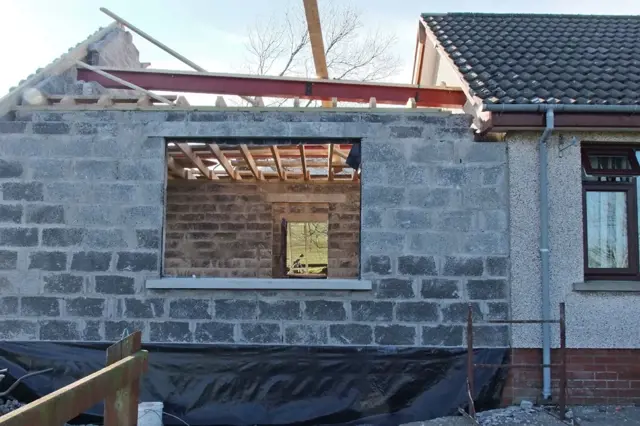 Stavba přístavby k domu z cihel s ocelovou nosnou konstrukcí
