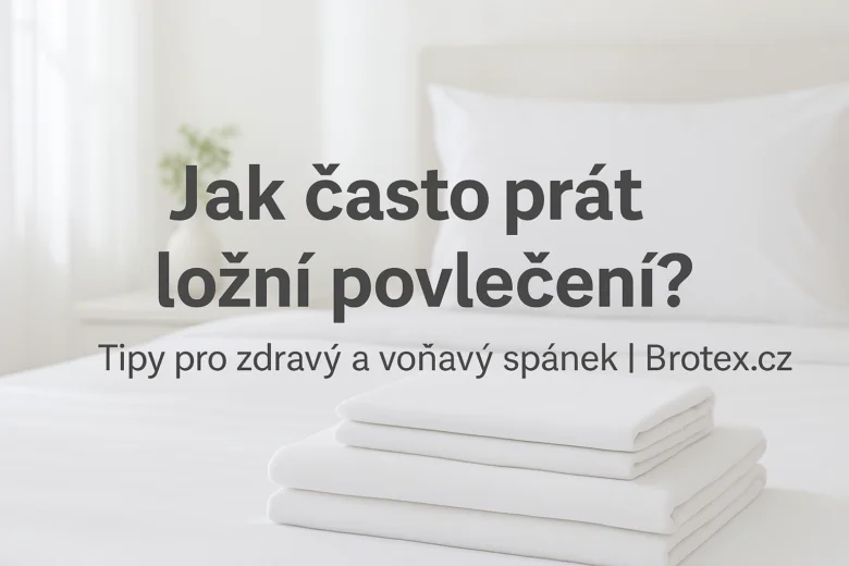 Složené bílé ložní povlečení na posteli