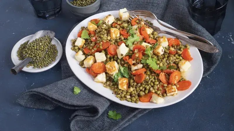 Salát z fazolí mungo s mrkví a sýrem