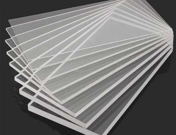 Průhledné skleněné desky ukázající vlastnosti materiálu.