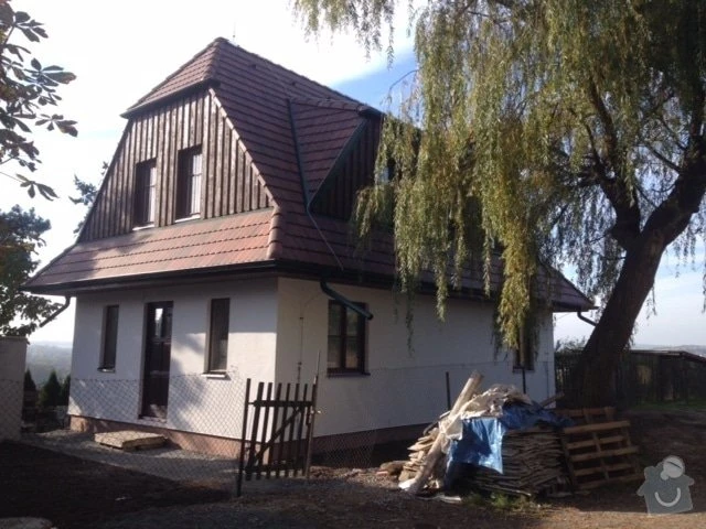 Rekonstruovaný dům s červenou střechou a bílými zdi