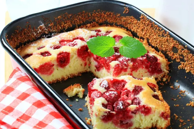 Bublanina s ovocem v pekáči, posypaná cukrem.