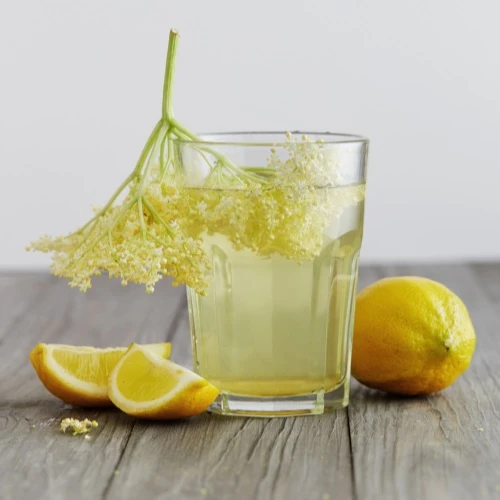 Sklenice bezové limonády s květy a citrony