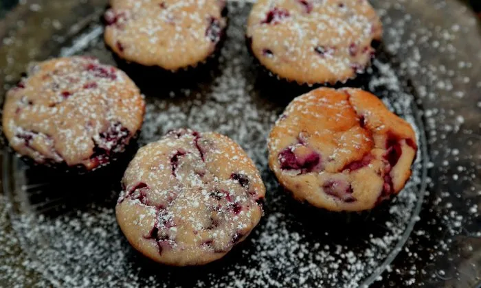 Kefírové muffiny s ovocem posypané cukrem pudrem