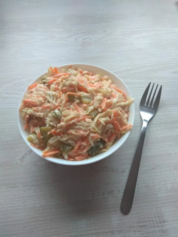 Salát z bílé ředkve s mrkví a okurkami v bílém nádobí