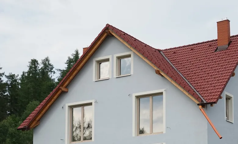 Dům s červenou střechou a sklonem