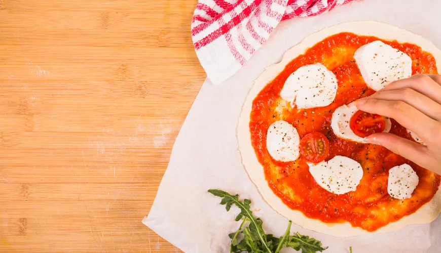 Příprava pizzy bez droždí s rajčaty a mozzarellou