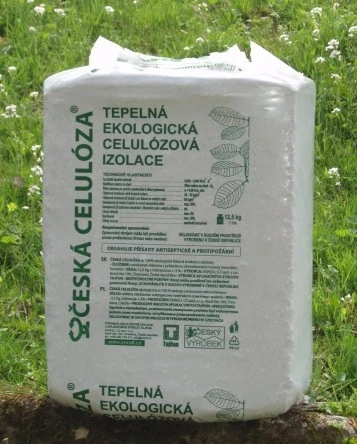 Sáček s ekologickou celulózovou izolací na trávě