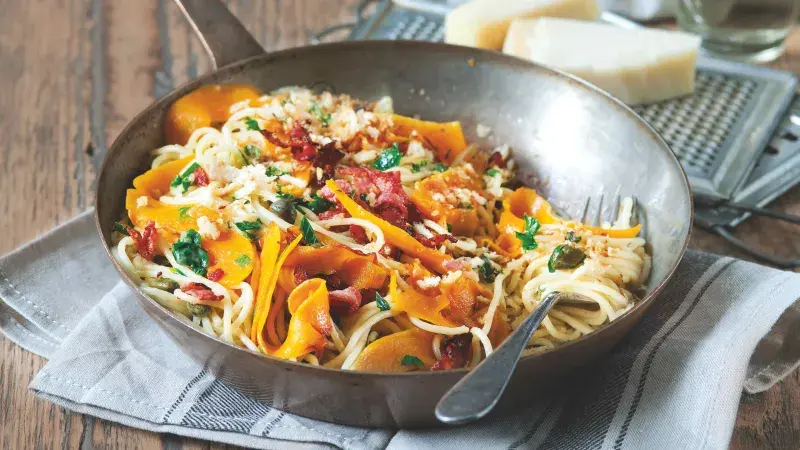 Pasta s muškátovou dýní a parmezánem v pánevce