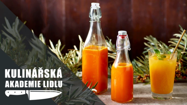 Rakytníkový nápoj v láhvi a sklenici s mátovou příchutí