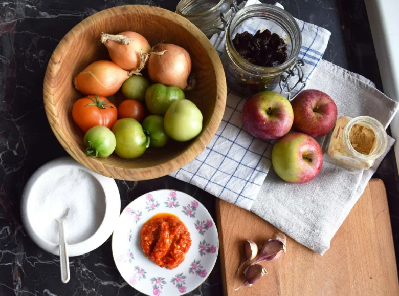 Ingredience na chutně zelených rajčat: rajče, cibule, jablka, česnek a koření