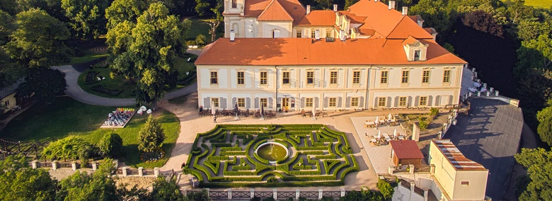 Zámek Loučeň s formou zahradou z výšky