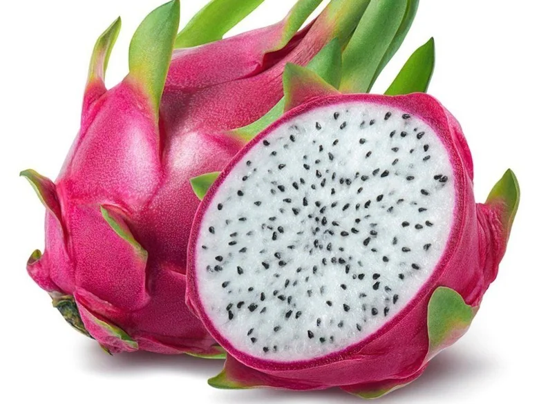 Červená drakčí ovoce pitahaya s bílým dužinou a černými semínky.