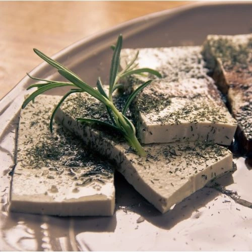 Kousky tofu s bylinkami na talíři