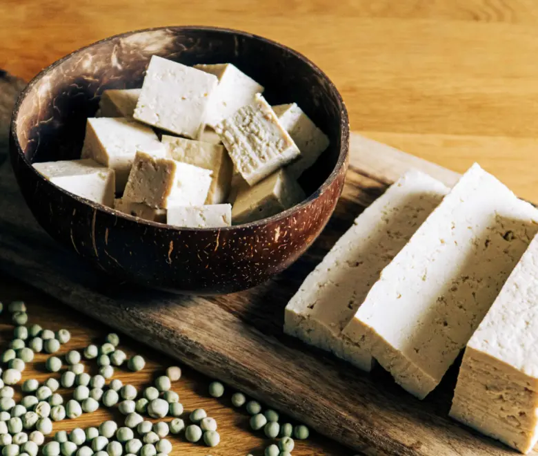 Tofu v miskě z kokosového ořechu s kousky a surovými sojovými boby