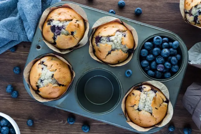 Čerstvé modřínkové kefírové muffiny v plechu