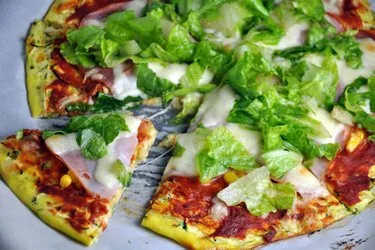 Zdravá cuketová pizza s sýrem a zeleninou