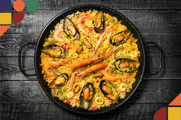 Španělská paella s mořskými plody v pánevce