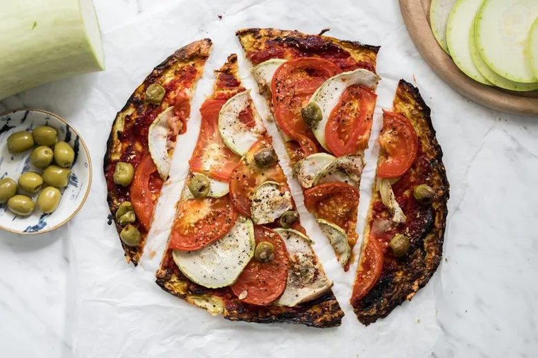 Zdravá cuketová pizza s rajčaty a olivami