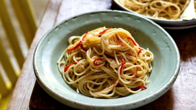 Pasta s červeným paprikovým proužkem v keramickém talíři