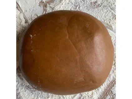 Hladké hnědé těsto na perníky před pečením.