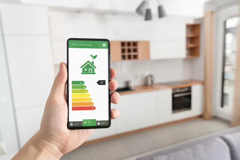 Smartphone zobrazující aplikaci pro výpočet spotřeby elektřiny